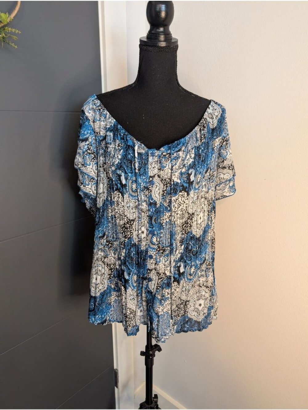 Signature By Larry‎ Levine Woman Blue & Black Paisley Button Front Blouse 1X
